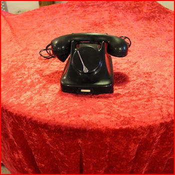 Telefon med vippeknap fra et loppemarked